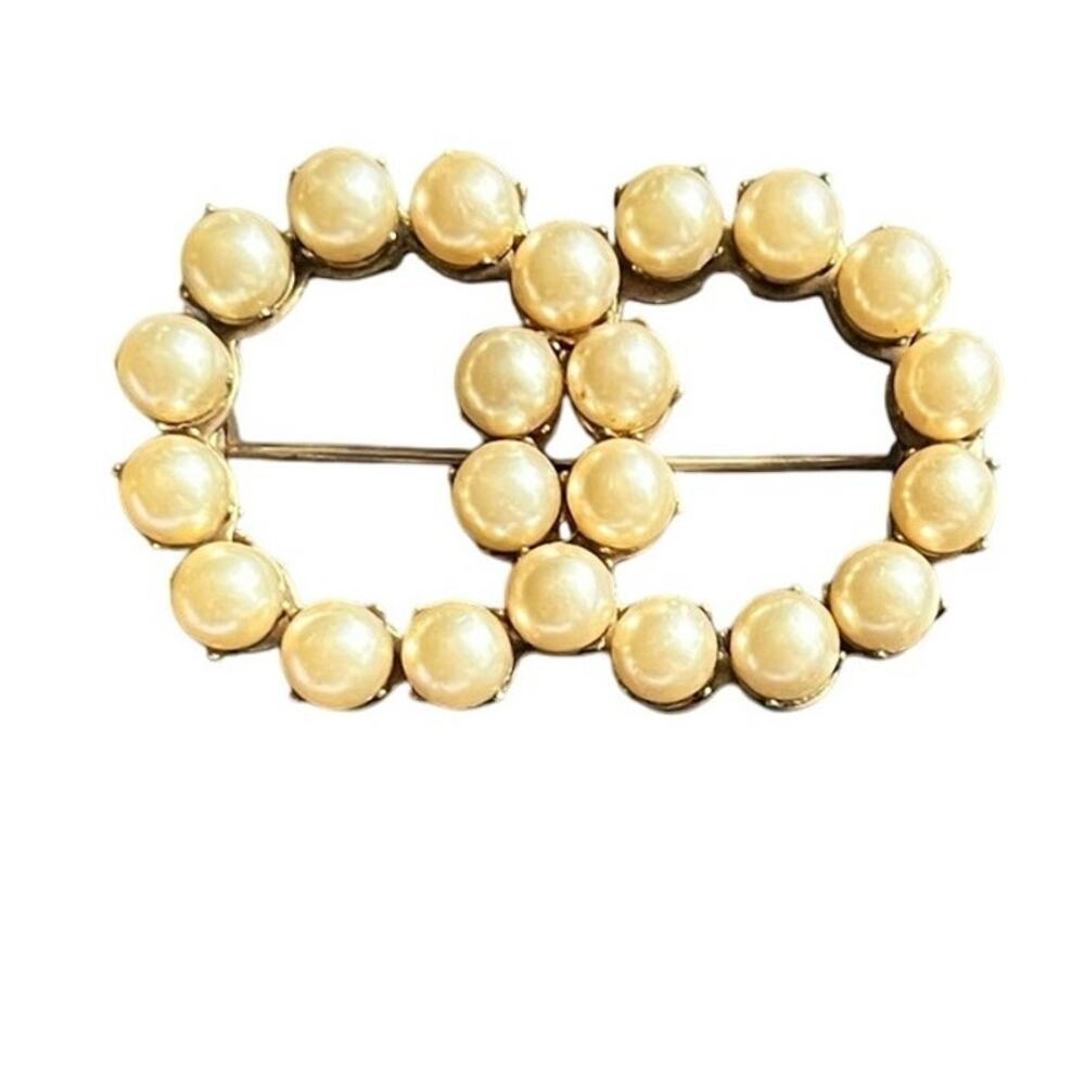 Vintage faux pearl‎ rivet brooch